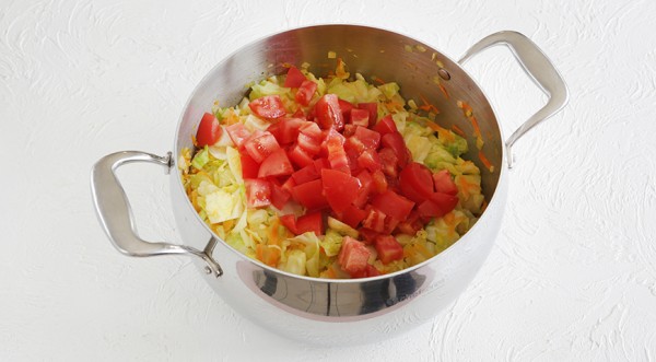 Тушеная капуста с колбасой на сковороде, пошаговый рецепт с фото