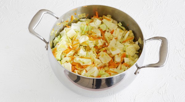 Тушеная капуста с колбасой на сковороде, пошаговый рецепт с фото