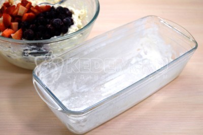 Творожная запеканка с овсяными хлопьями и свежими ягодами