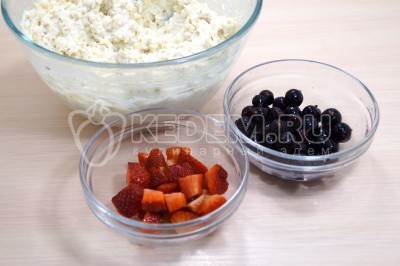 Творожная запеканка с овсяными хлопьями и свежими ягодами