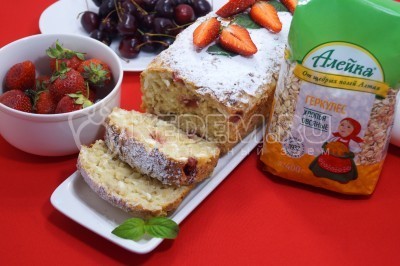 Творожная запеканка с овсяными хлопьями и свежими ягодами