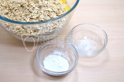 Творожная запеканка с овсяными хлопьями и свежими ягодами