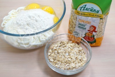 Творожная запеканка с овсяными хлопьями и свежими ягодами