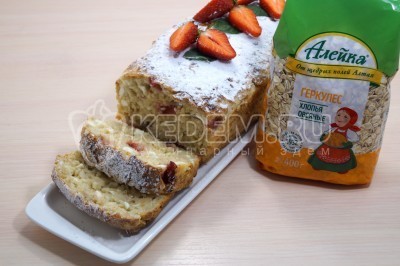 Творожная запеканка с овсяными хлопьями и свежими ягодами