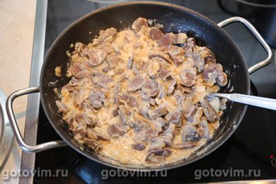 Утиные желудки в сметане с жареным луком Утиные желудки в сметане с жареным луком