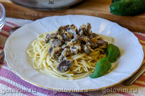 Утиные желудки в сметане с жареным луком Утиные желудки в сметане с жареным луком