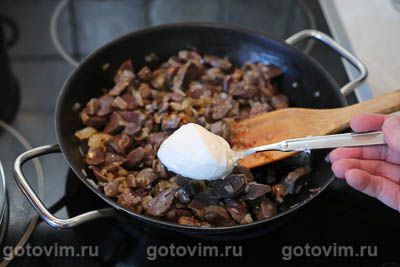 Утиные желудки в сметане с жареным луком Утиные желудки в сметане с жареным луком