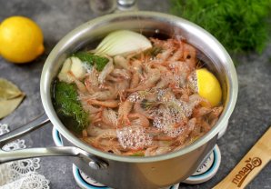 Вареные креветки с лимоном Вареные креветки с лимоном