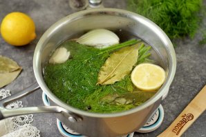 Вареные креветки с лимоном Вареные креветки с лимоном