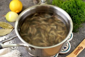 Вареные креветки с лимоном Вареные креветки с лимоном