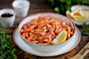 Вареные креветки с лимоном Вареные креветки с лимоном