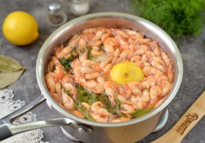 Вареные креветки с лимоном Вареные креветки с лимоном