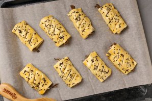 Закусочные слойки со шпротами, луком и яйцом