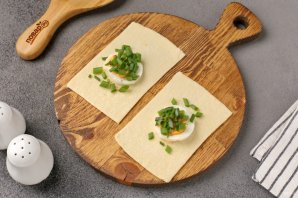 Закусочные слойки со шпротами, луком и яйцом