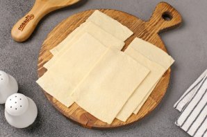 Закусочные слойки со шпротами, луком и яйцом