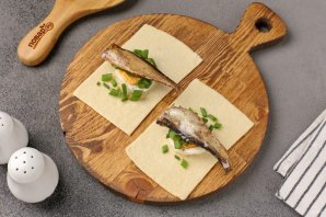 Закусочные слойки со шпротами, луком и яйцом
