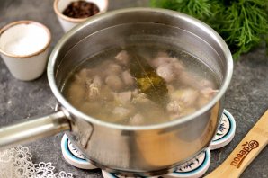 Бюджетный салат с куриными желудками и жареными грибами Бюджетный салат с куриными желудками и жареными грибами