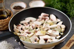 Бюджетный салат с куриными желудками и жареными грибами Бюджетный салат с куриными желудками и жареными грибами