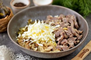 Бюджетный салат с куриными желудками и жареными грибами Бюджетный салат с куриными желудками и жареными грибами