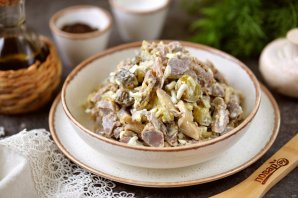 Бюджетный салат с куриными желудками и жареными грибами Бюджетный салат с куриными желудками и жареными грибами
