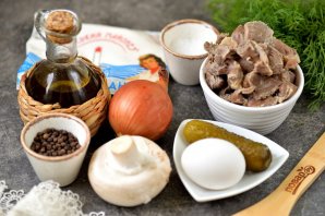 Бюджетный салат с куриными желудками и жареными грибами Бюджетный салат с куриными желудками и жареными грибами