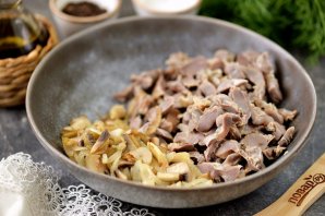 Бюджетный салат с куриными желудками и жареными грибами Бюджетный салат с куриными желудками и жареными грибами