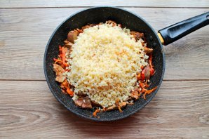 Булгур с куриной печенью и овощами