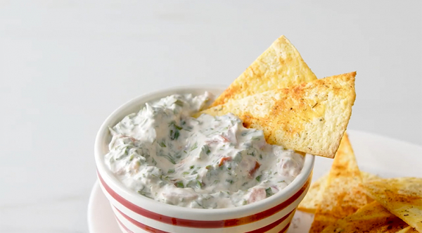 Чипсы из лаваша с дипом из сыра, томатов и зелени, пошаговый рецепт с фото