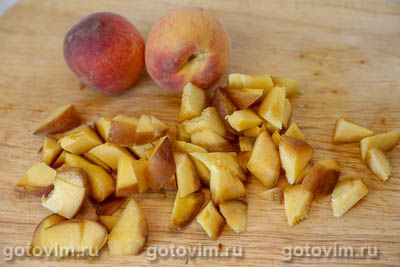 Десерт из клубнично-персикового желе с рикоттой и печеньем