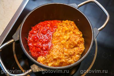 Десерт из клубнично-персикового желе с рикоттой и печеньем