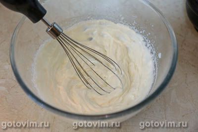 Десерт из клубнично-персикового желе с рикоттой и печеньем