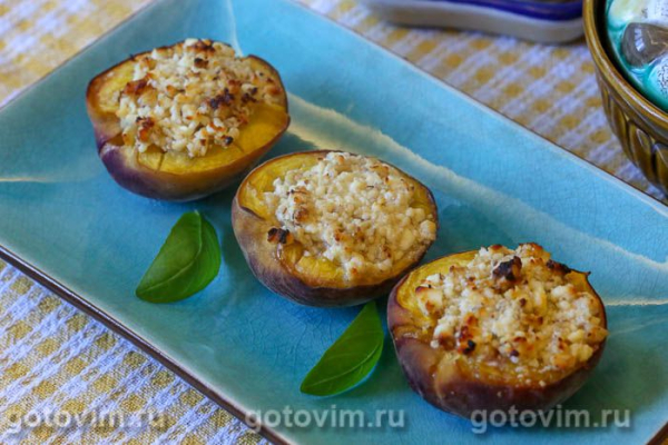 Десерт из персиков, запеченных с творогом, грецкими орехами и медом Десерт из персиков, запеченных с творогом, грецкими орехами и медом