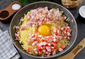 Драники с беконом и крабовыми палочками