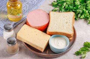 Горячие сэндвичи с колбасой и сыром на сковороде