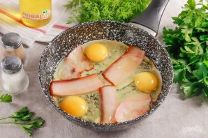 Яичница с беконом и томатами