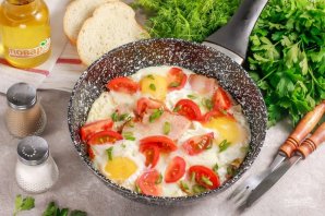 Яичница с беконом и томатами