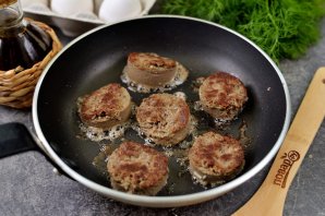 Яичница с ливерной колбасой