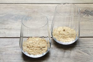 Йогуртовый десерт с клубникой и печеньем