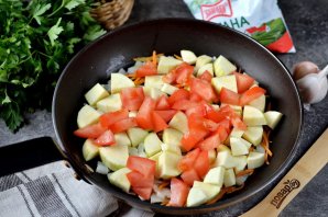 Кабачки с помидорами в сметане