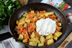 Кабачки с помидорами в сметане