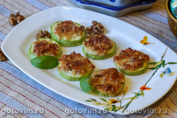 Кабачки запеченные с грецкими орехами и сыром