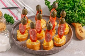 Канапе с охотничьими колбасками