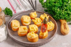 Канапе с охотничьими колбасками