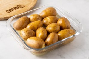 Картофель запечённый в вине и овощном бульоне