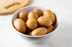 Картофель запечённый в вине и овощном бульоне