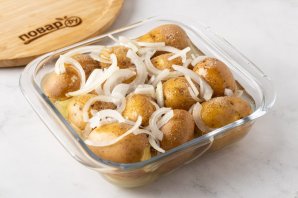 Картофель запечённый в вине и овощном бульоне