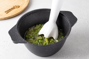 Крем-суп из зеленого горошка и салата айсберг