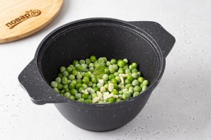 Крем-суп из зеленого горошка и салата айсберг