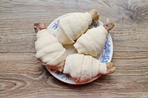 Куриная голень в слоеном тесте