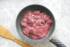 Куриная печень с луком и белым вином